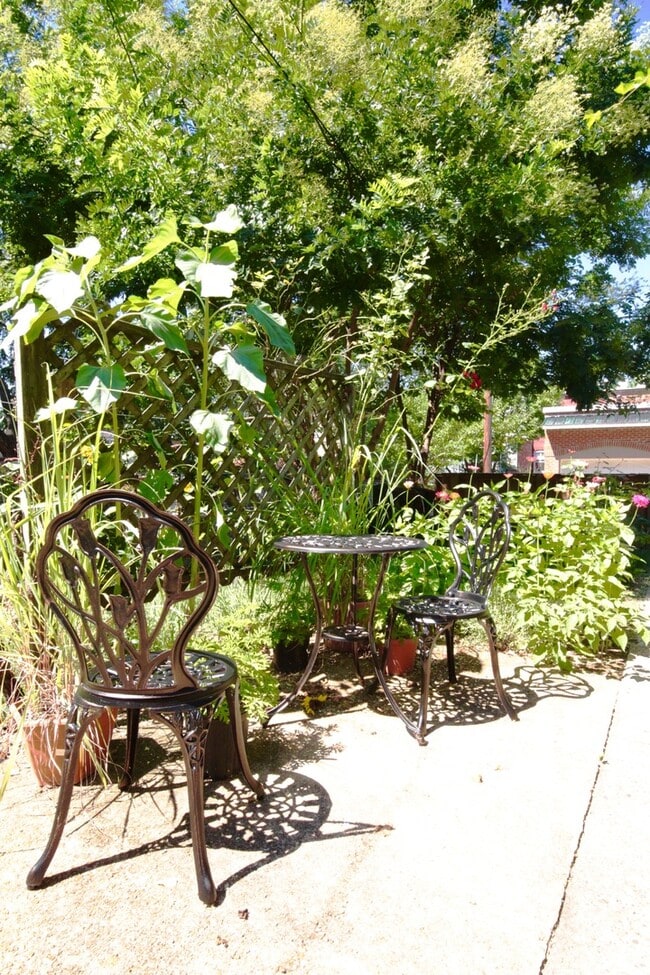 Building Photo - 218 10th St NE