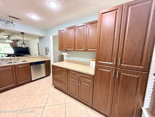 Building Photo - 1046 W Samms Ave