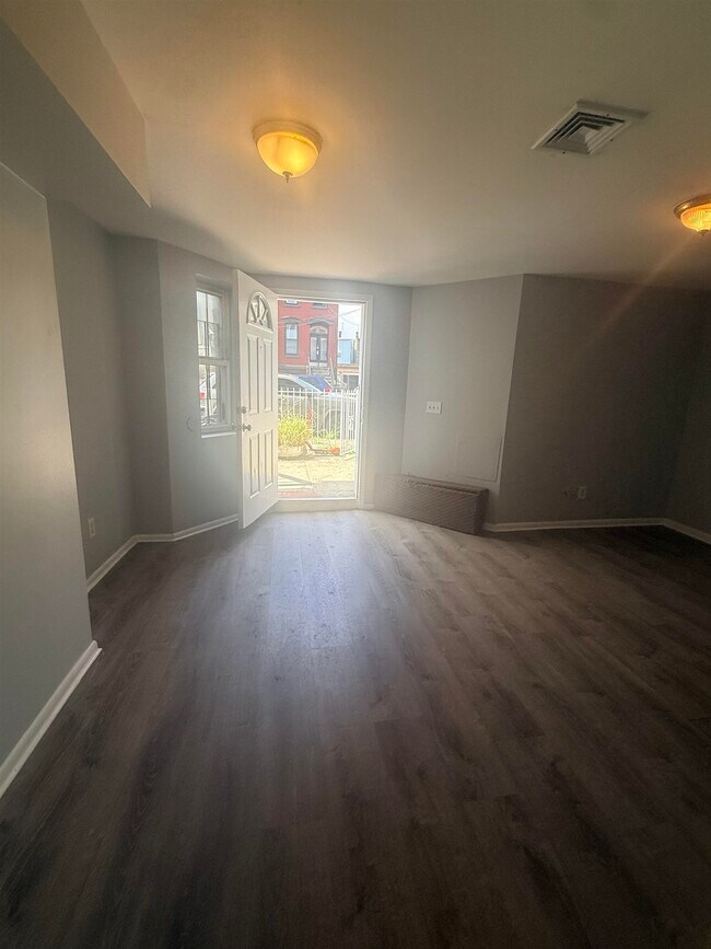 Building Photo - 592 Bramhall Ave
