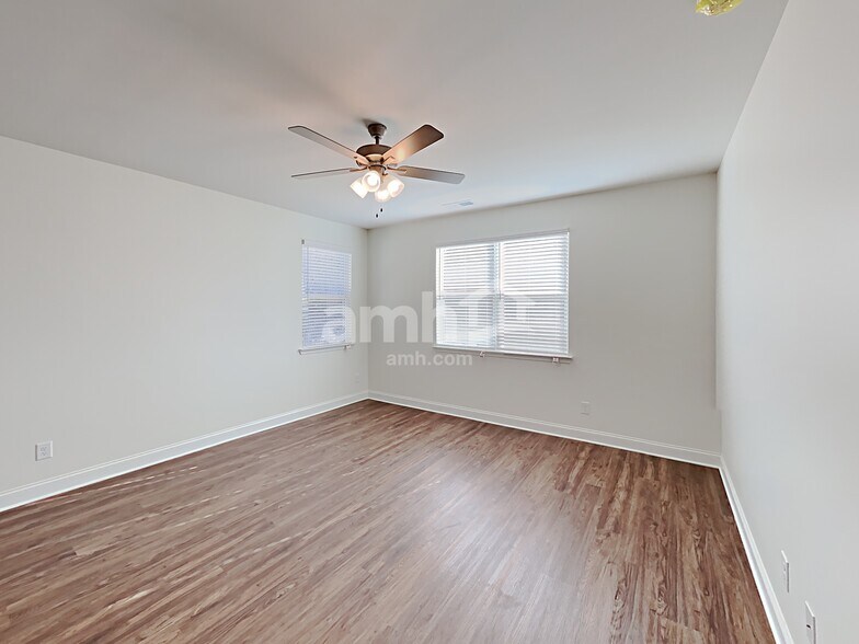 Building Photo - 7071 Creeksong Dr