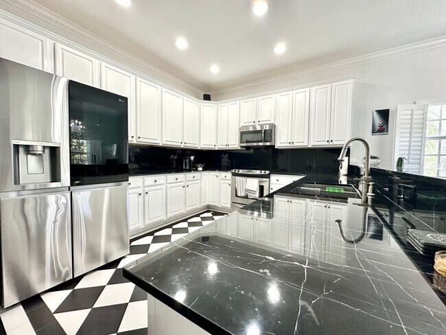 Building Photo - Bright, breezy & convenient: Your wew St. ...