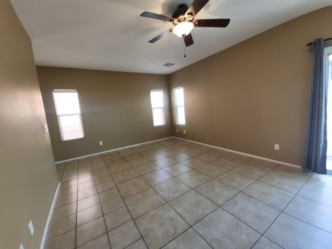 Building Photo - Beautiful detached home with fully fenced back yard.