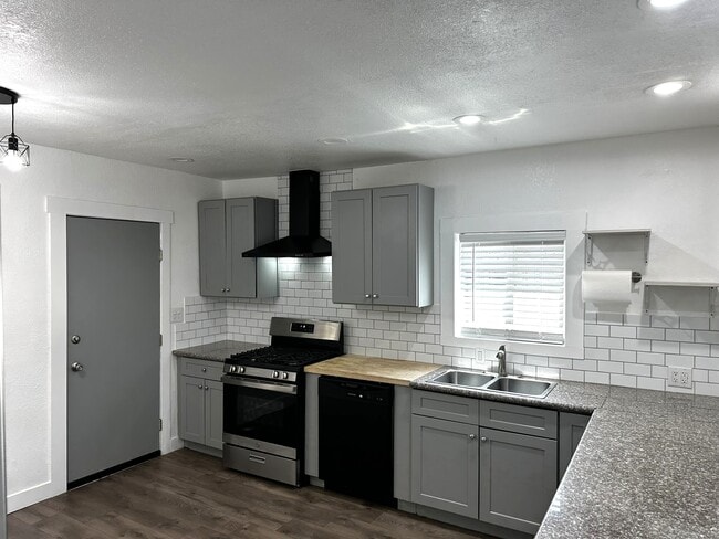 Building Photo - 1532 N Calaveras St