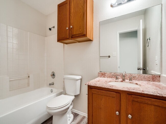 Building Photo - 725 Lovern St