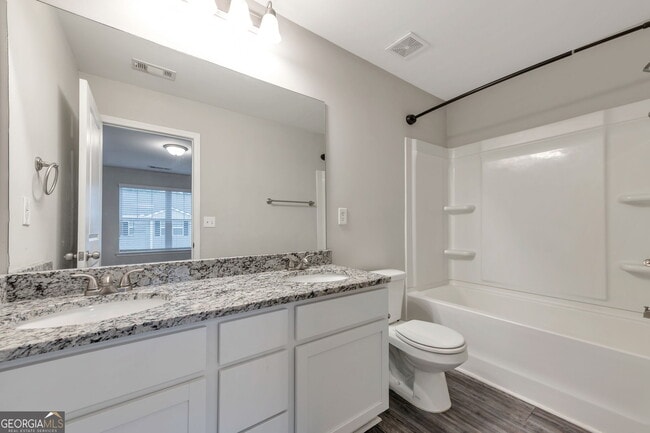 Building Photo - 320 Ashigan St