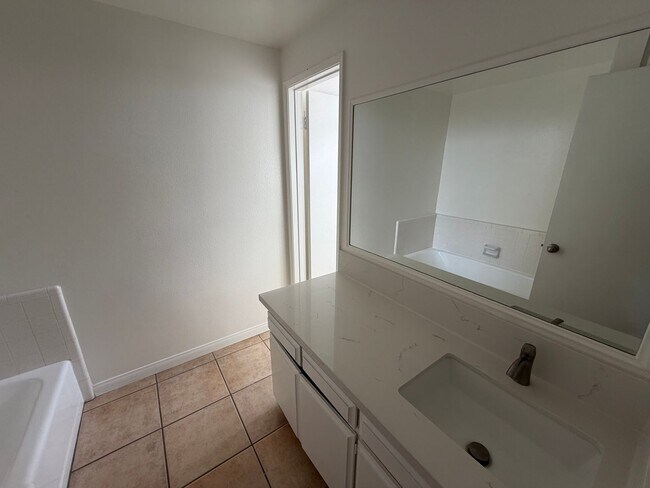 Building Photo - 2 BEDROOM CONDO UNIT IN THE WEST LA AREA 646 481 4404