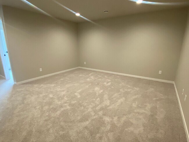 Building Photo - 2232 Griffin Dr S