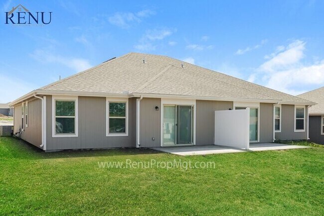 Building Photo - Holiday Special: Free First Month's Rent!!