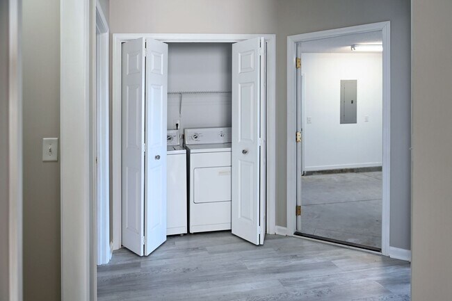 Building Photo - Charming 3BR Ranch in Osprey Woods – Screened Porch & Vaulted Ceilings