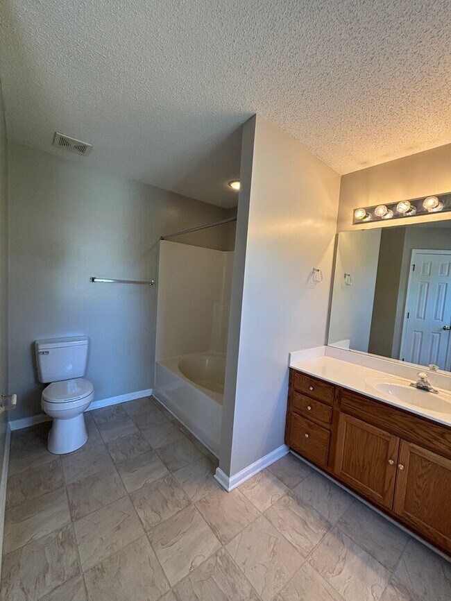 Building Photo - Spacious 3 bedrooms 2 ½ bath home in Rolli...