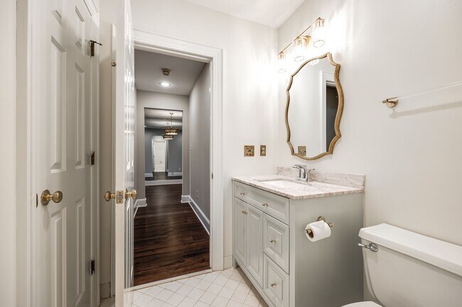 Building Photo - Hard to find Myers Park 2 bed 2 bath 1st floor Gem!
