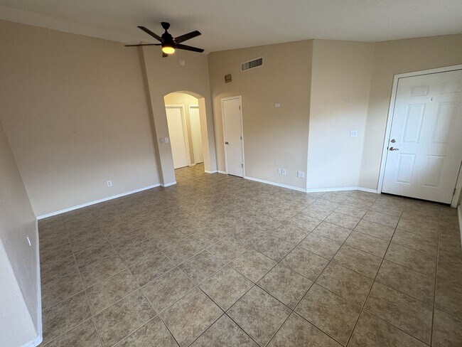 Building Photo - Move in ready east side rental