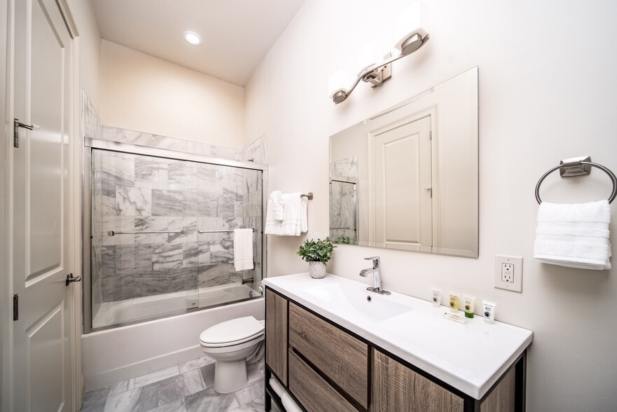 Building Photo - 210 Decatur St