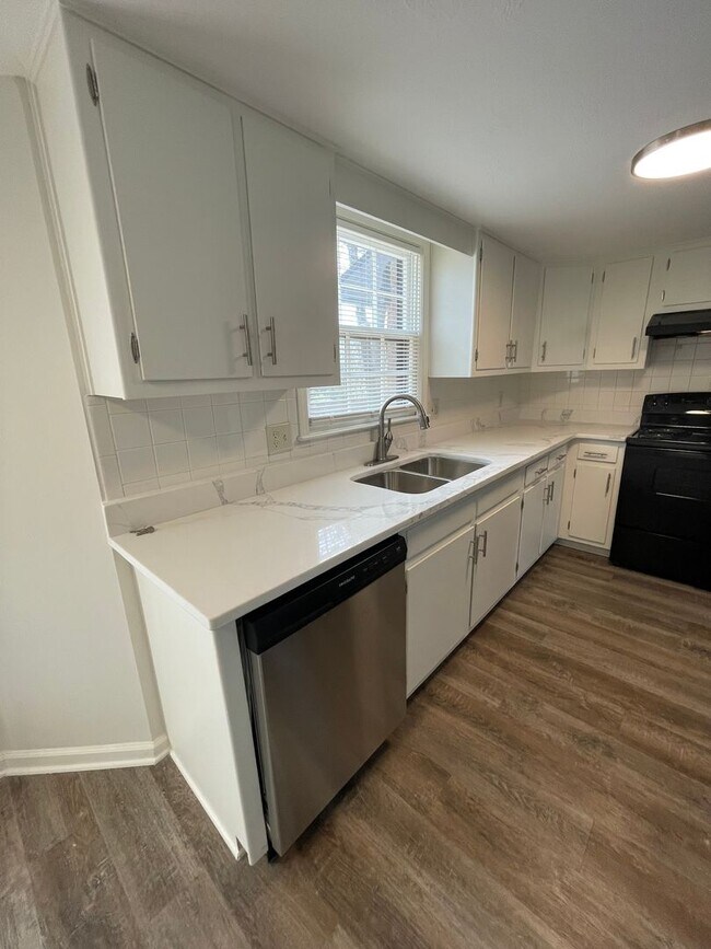 Building Photo - Renovated 3/2.5 House in Chieftain Hills- ...