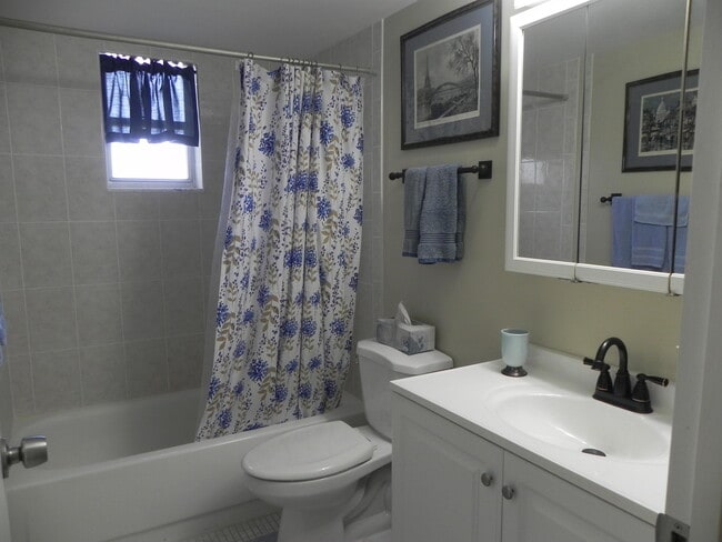 Building Photo - 2855 Garden Dr N