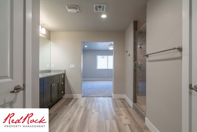 Building Photo - Spacious End Unit Townhome in Hurricane He...