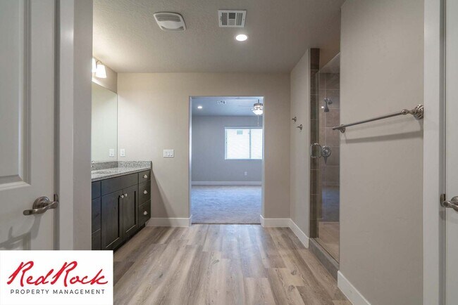 Building Photo - Spacious Townhome in Hurricane Heights