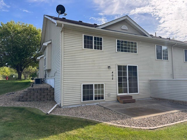 Building Photo - 402 Creekside Dr