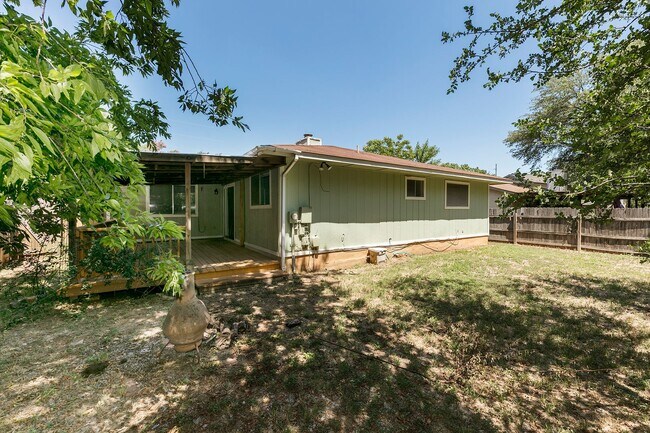 Building Photo - Marvelous in Milwood!