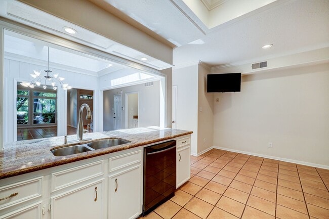 Building Photo - Large Townhome in River Oaks