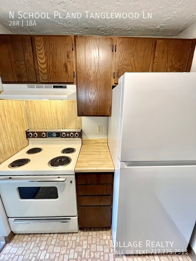 Building Photo - 305 N School Pl