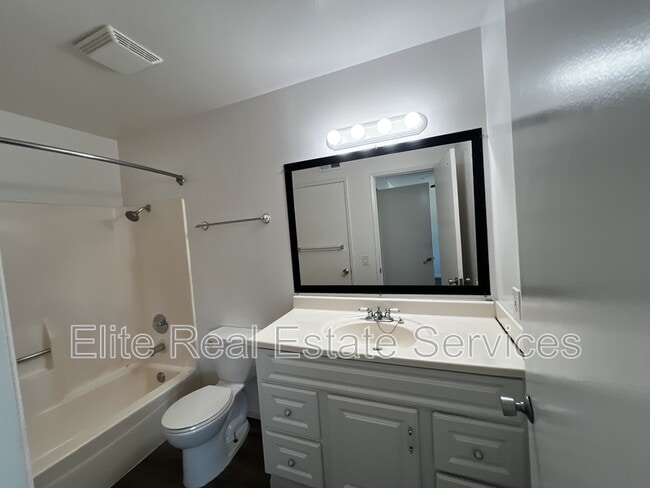 Building Photo - 10633 Aristocrat Ct