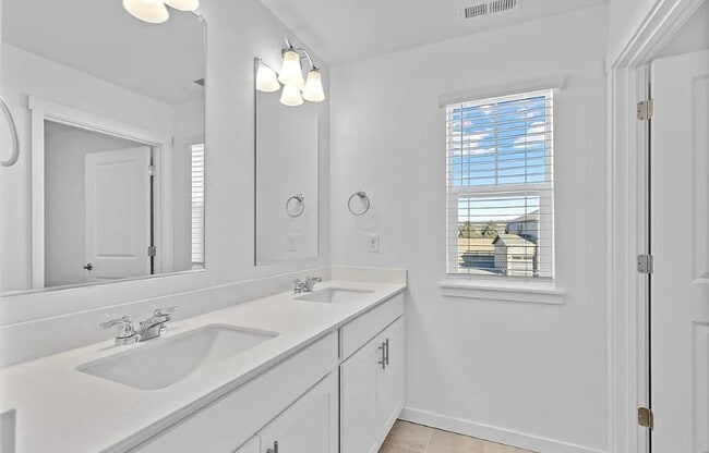 Building Photo - Shared Bathroom Room 3