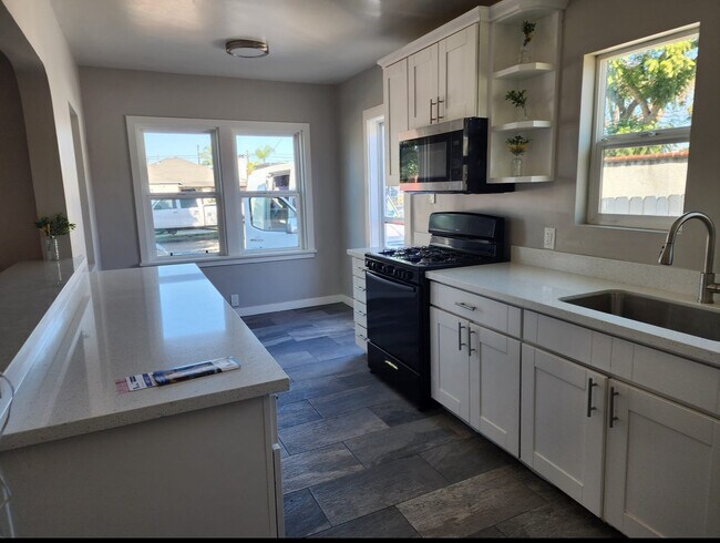 Building Photo - 1610 W 9th St