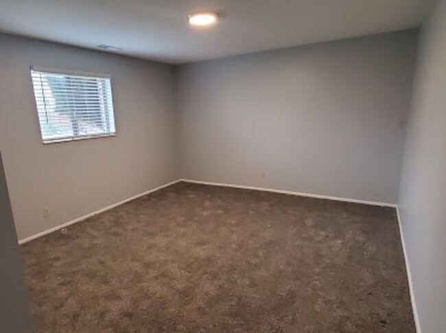 Building Photo - Remodeled 4 Bedroom In Sandy! Close To Alt...