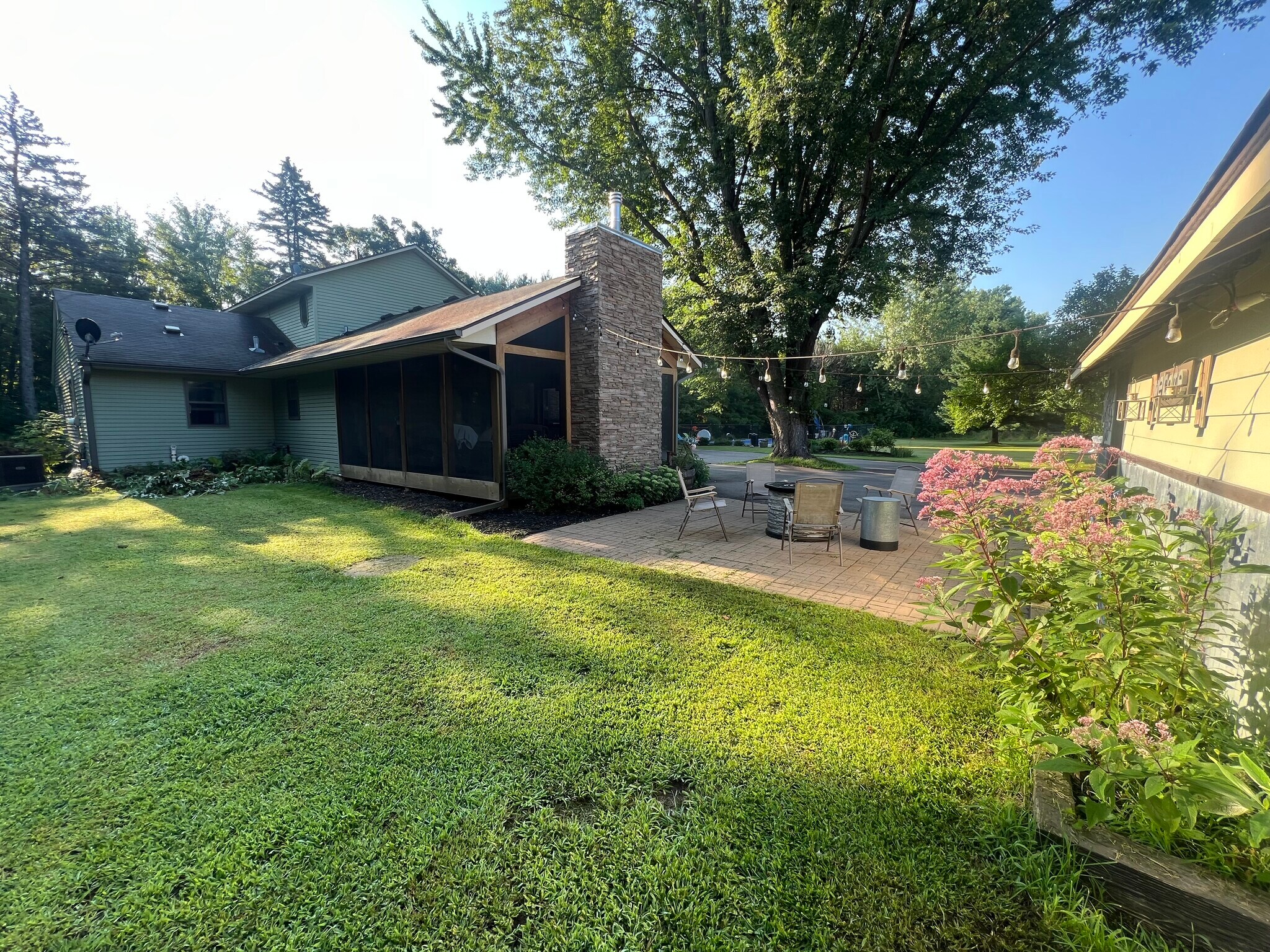 Building Photo - 4596 Lilac Ln N