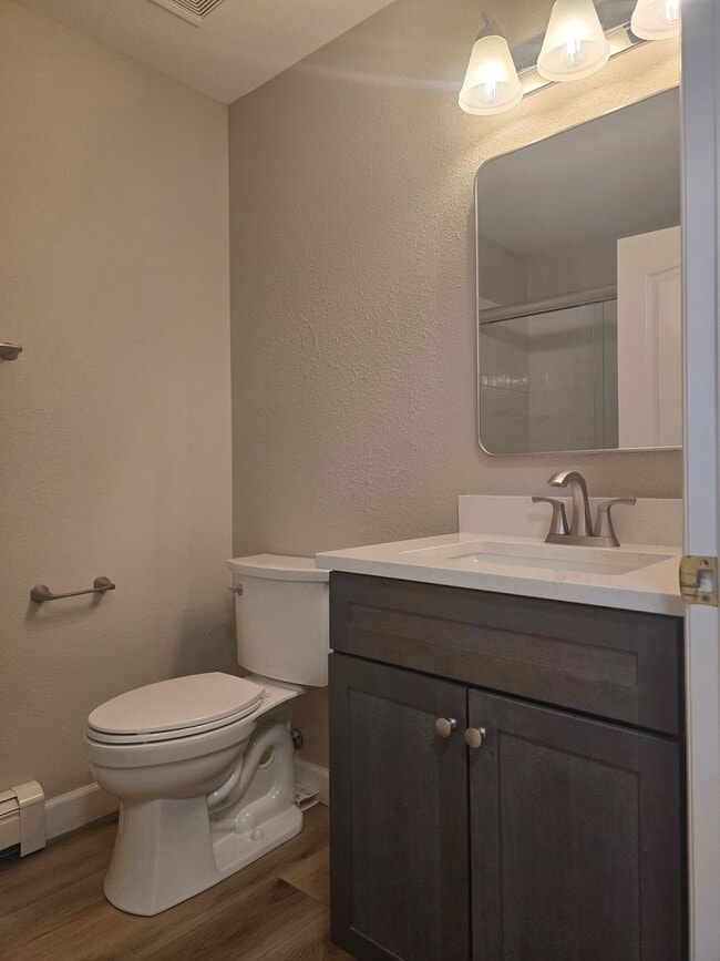 Building Photo - Don't miss this three bed two bath with a view!