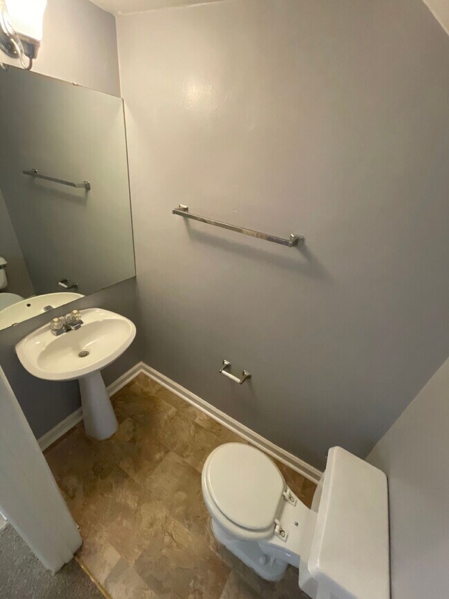 Building Photo - 2/2.5 Townhouse off Tennessee Street - Washer and Dryer in unit
