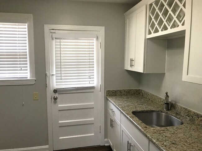 Building Photo - 3-Bedroom 2-Bath Home in Prime West Nashvi...