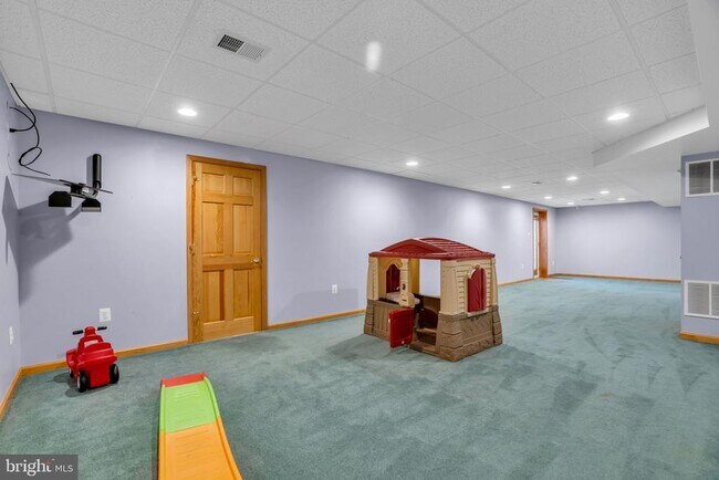Building Photo - 8142 Tenbrook Dr