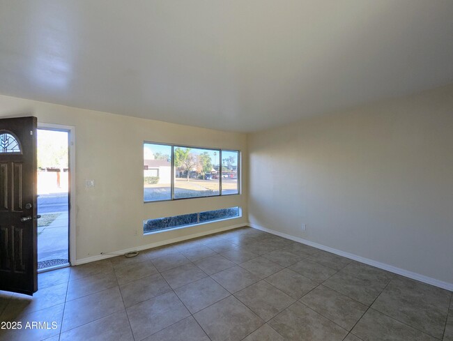 Building Photo - 2233 W Farmdale Ave
