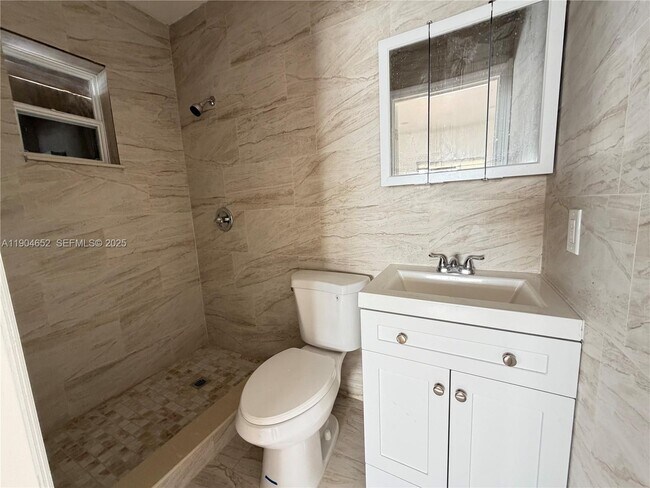 Building Photo - 323 S 21st Ave