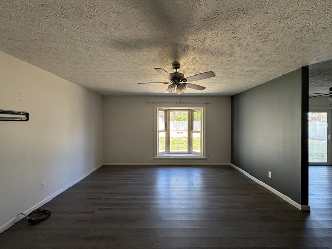 Building Photo - Charming 3 Bed 2 Bath Home with Fenced Yard