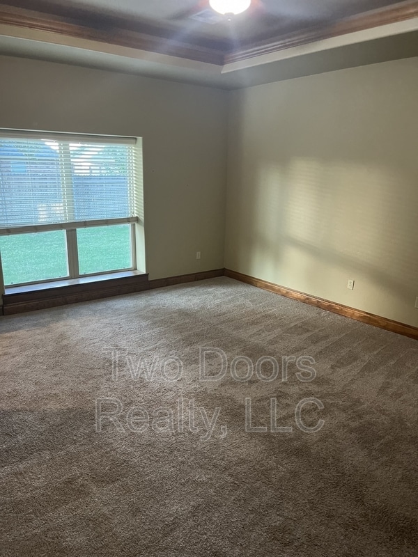 Building Photo - 13123 Red Oak Dr