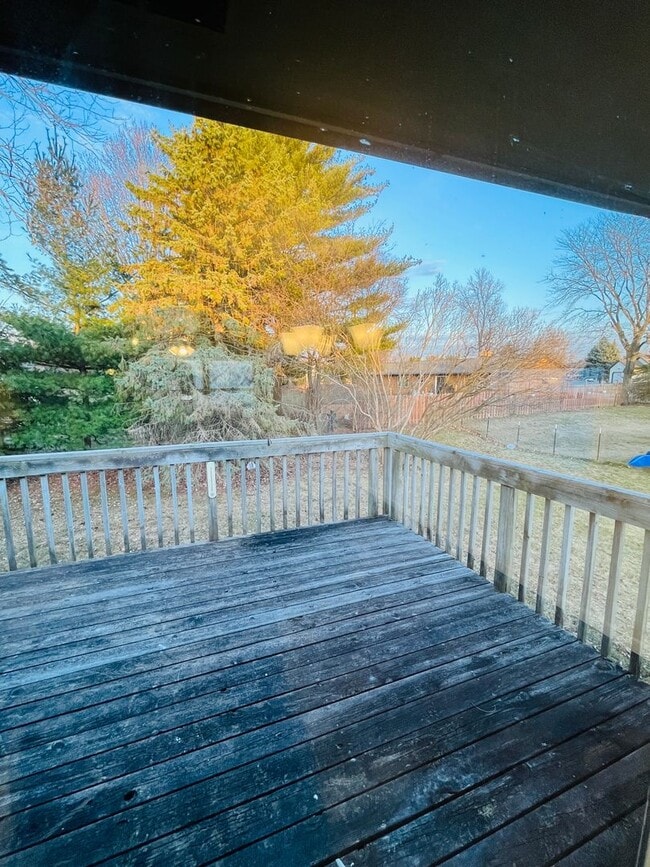 Building Photo - Beautifully updated 3 bedroom 2 bath duplex