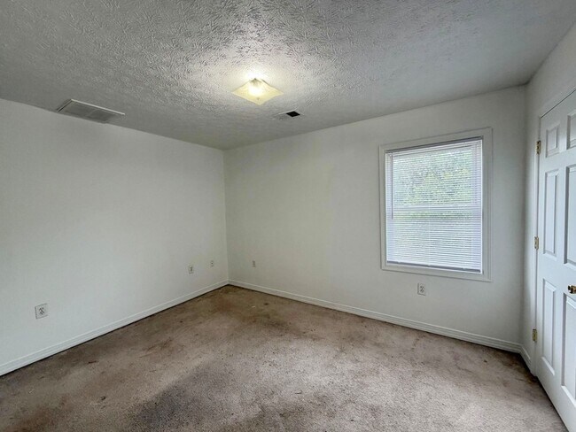 Building Photo - 116 T-Bird Ln