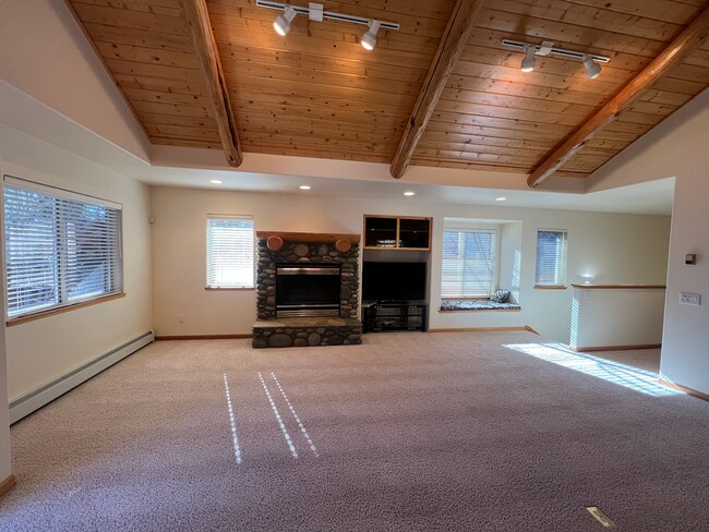Building Photo - Low Elevation Home Steps From Championship Golf Course