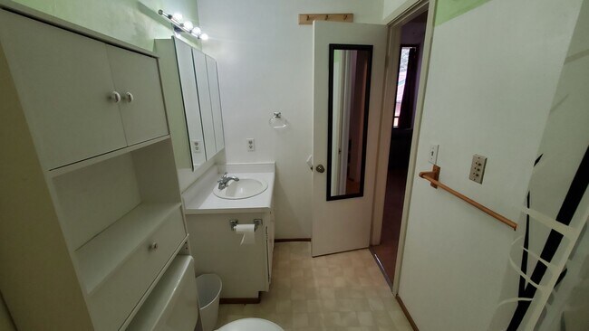 Building Photo - 1 BDRM Kings Run Condo w/ HOA Amenities, V...