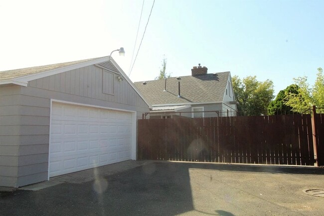 Building Photo - Charming 3-Bed 2-bath on Northside with Ba...