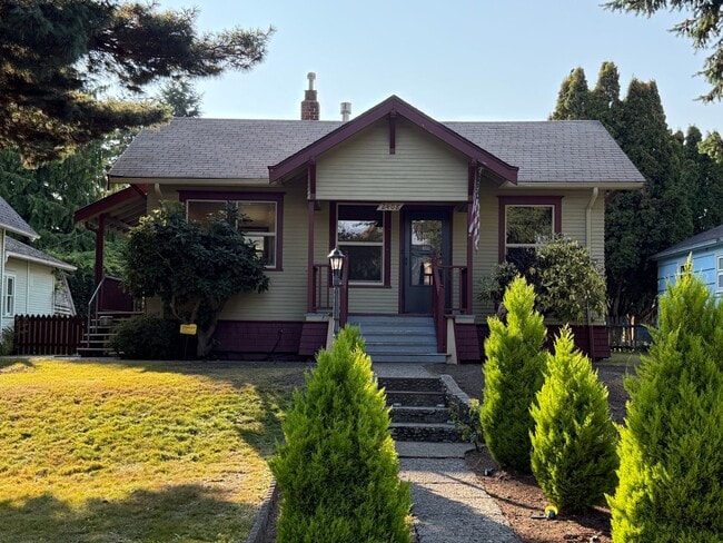 Primary Photo - Charming 1918 Historic Home in North Evere...