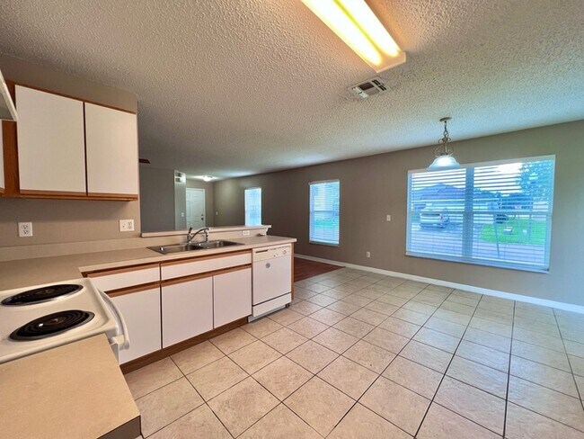 Building Photo - Waterford Chase-Osprey Ridge Community 3 B...