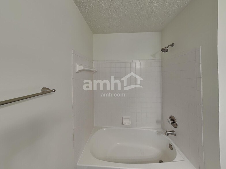 Building Photo - 912 Wallace Dr