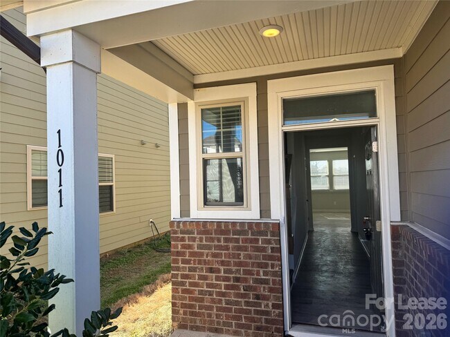 Building Photo - 1011 Maylen Trce