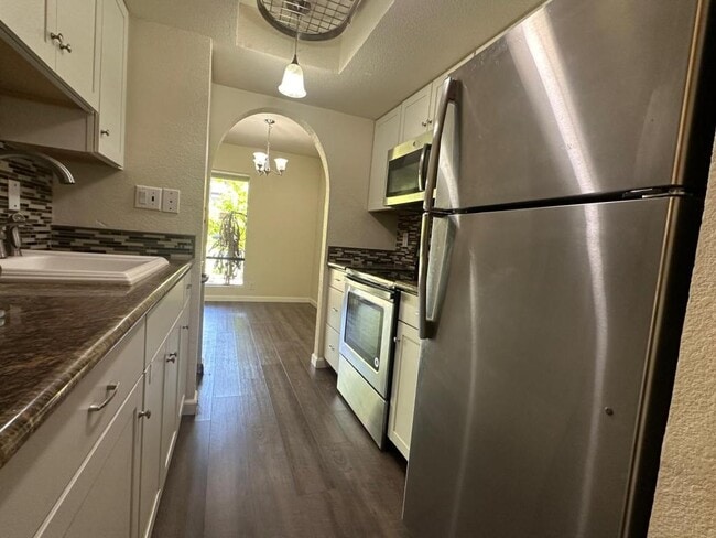 Building Photo - 2422 Larkspur Ln