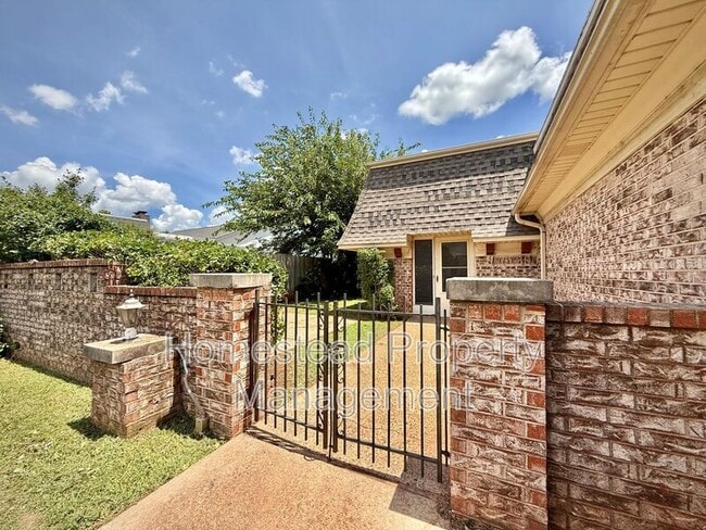 Building Photo - 12308 Green Valley Dr