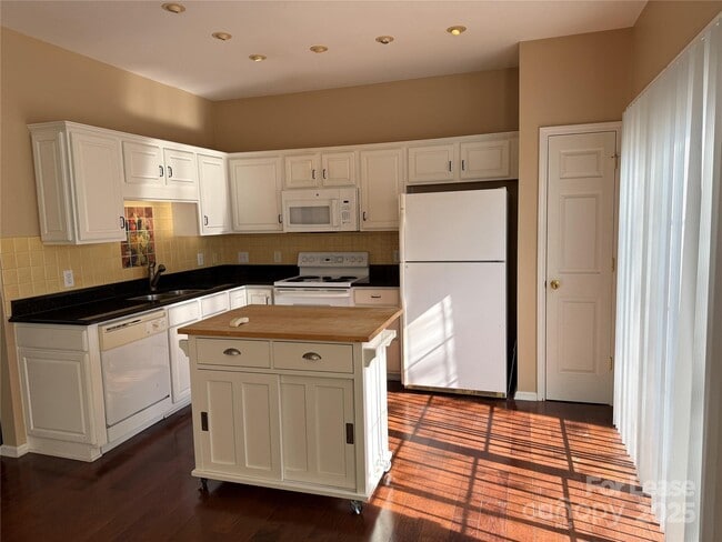 Building Photo - 8005 Flanders St